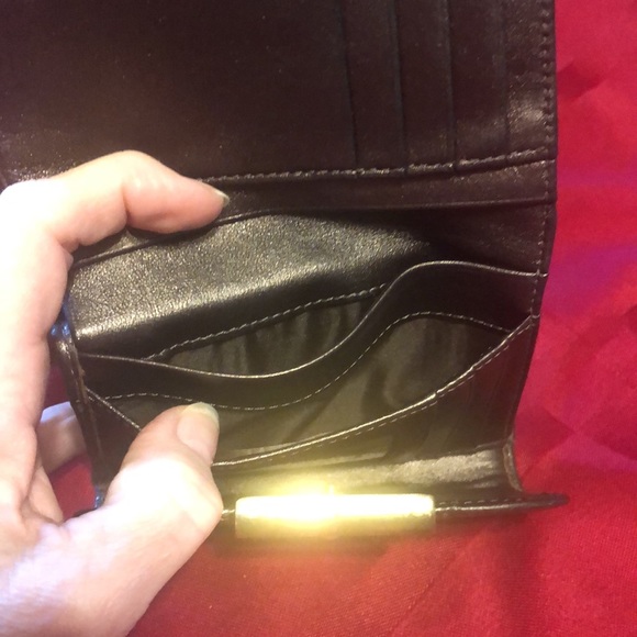 PreOwned - Coach Wallet - snaps and zipper work -7 credit cards slots-5 pockets - Picture 10 of 16